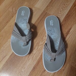 Clarks Cloudsteppers Taupe Thong Sandals 10